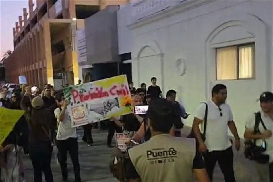 Algunos manifestantes señalan a las autoridades por la omisión de revisar las instalaciones en materia de Protección Civil.