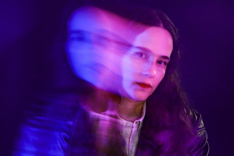 Ximena Sariñana se reconcilia consigo misma y con temas como la maternidad y la introspección en su nuevo disco, 'Existencia Kamikaze'.