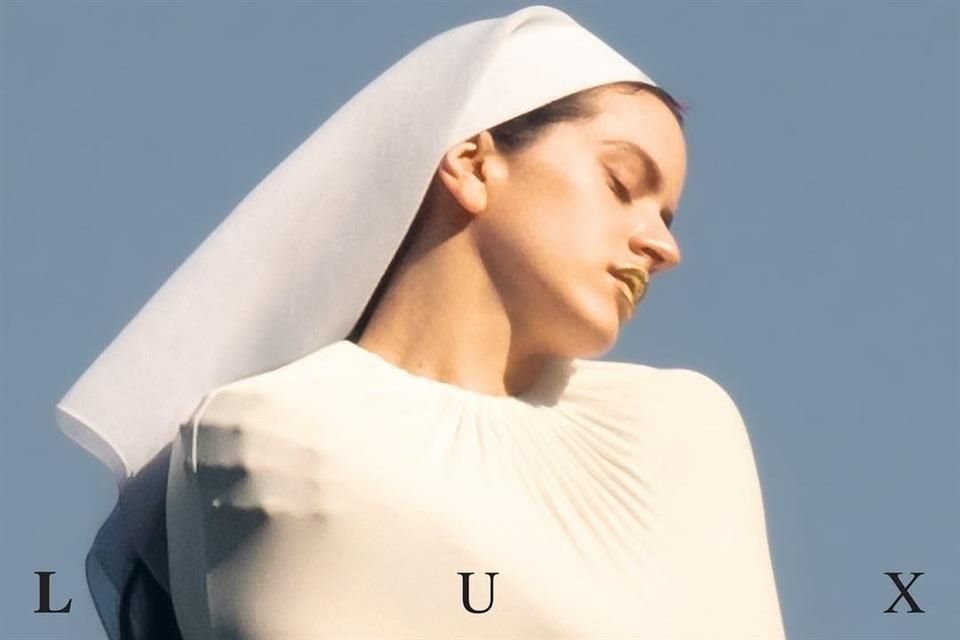 En la habitación donde Rosalía trabajó el contenido de su nuevo disco, 'Lux', la cantautora tenía un mapamundi que llenó de broches y notas adhesivas con nombres de santas y sus historias.