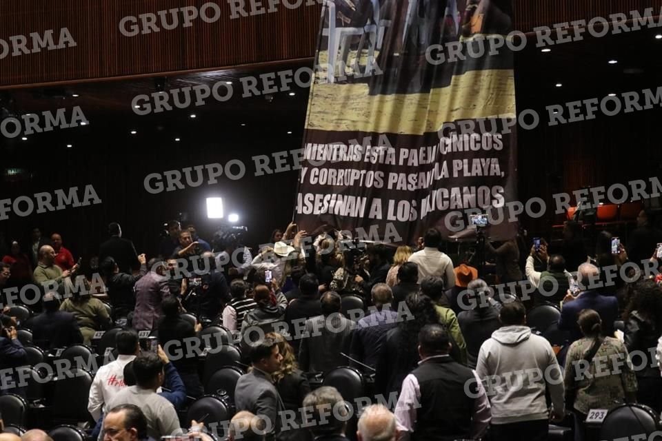 Morenistas intentaron quitar una pancarta desplegada por legisladores del PRI en la Cámara de Diputados.