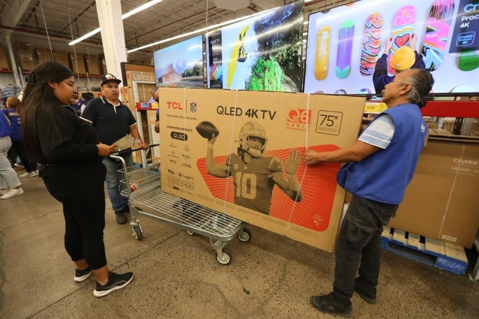 La tienda hizo descuentos en electrónicos y otros artículos.