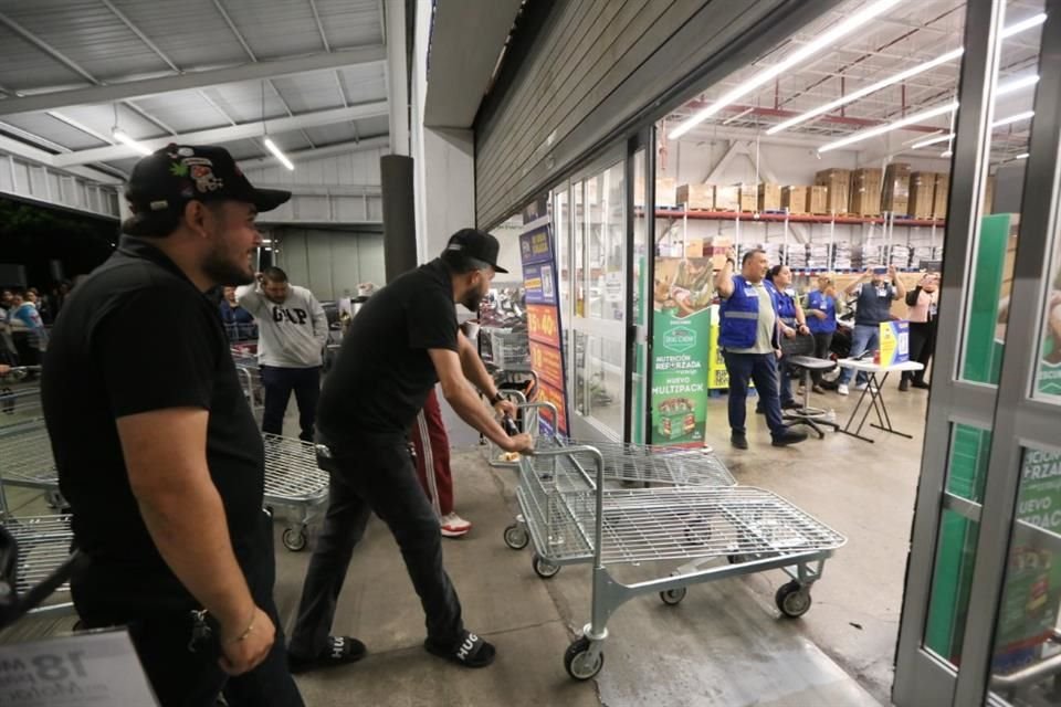 Vinicio Juárez y Alejandro Gómez, primeros en llegar a Sam's Club a las 9 de la noche.