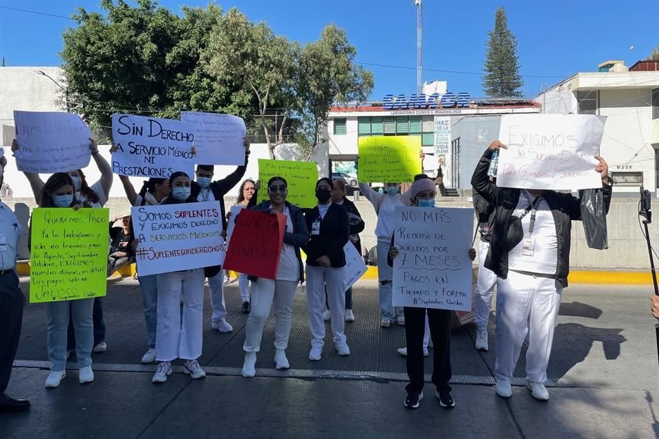 Manifestantes señalan que desde hace tres meses los empleados que tienen turnos de guardia, suplencias o contratos de interinato, no han recibido ningún pago de sueldo.