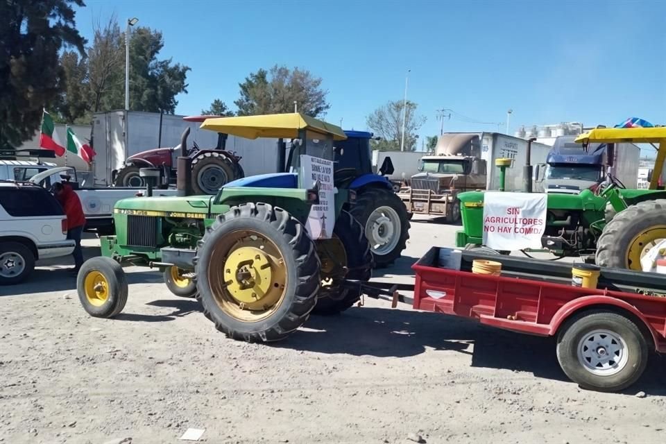 Los productores de maiz se plantarom frente a los accesos de una empresa de harina en Guanajuato para exigir un precio base a la venta del grano.