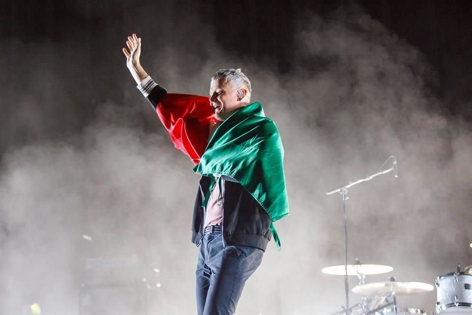 Tom Chaplin entró al entarimado con una bandera mexicana.