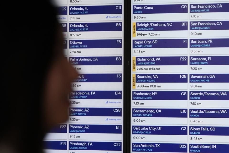 El Secretario de transporte de EU advirtió que las cancelaciones de vuelos podrían incrementarse un 20% si continúa el cierre de Gobierno.