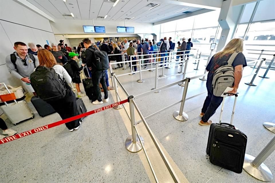 Más de mil vuelos fueron cancelados ayer en EU por cierre de Gobierno; Administración Trump advirtió que afectaciones puedes ser mayores.