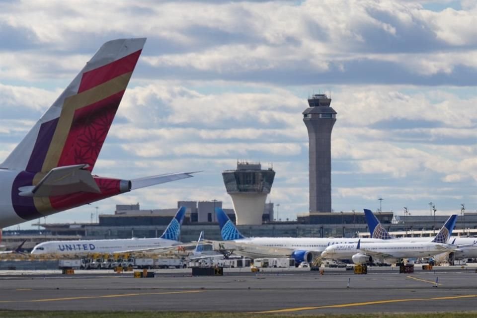 Aerolíneas de Estados Unidos cancelaron más de mil 300 vuelos en el segundo día de recortes de viajes por el cierre del Gobierno.