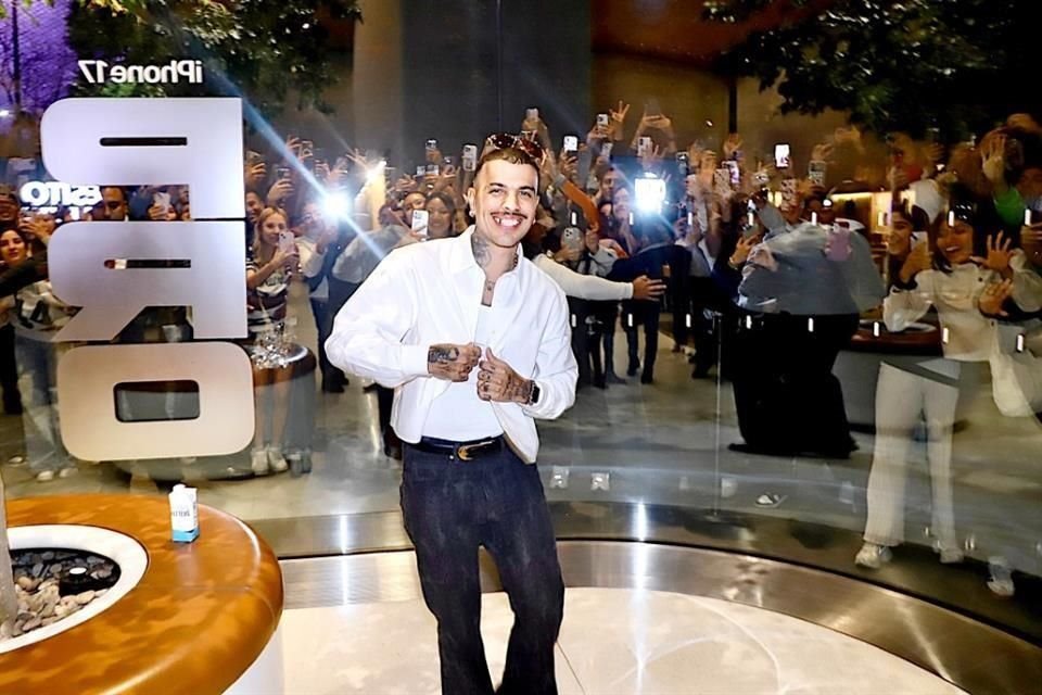 Mediante el videoclip de su sencillo 'Besito en la Frente', Rauw Alejandro presume el color de Puerto Rico.