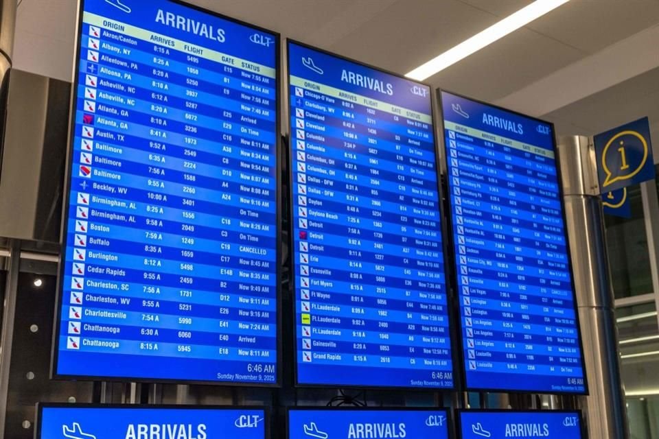 Los vuelos de EU se reducirán a un 'goteo' debido a la escasez de personal de control de tráfico aéreo, dijo Secretario de Transporte.