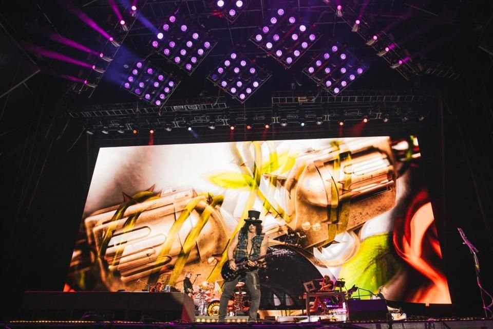 Slash, con su eterno sombrero de copa y su inseparable guitarra ofreció solos de hasta diez minutos que arrancaron ovaciones ensordecedoras.