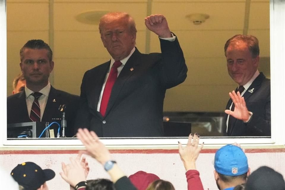 Donald Trump se convirtió en el primer Presidente en ejercicio desde 1978 en asistir a un partido regular de la NFL, donde fue abucheado.