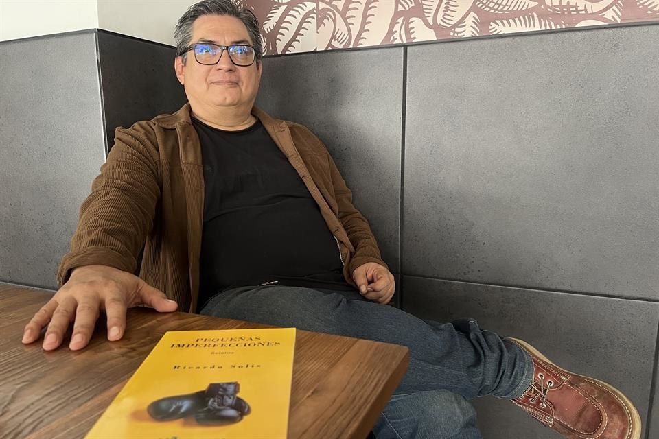 El escritor Ricardo Solís, con más de tres décadas de trayectoria, incursiona en el género del cuento con una selección de 18 relatos.