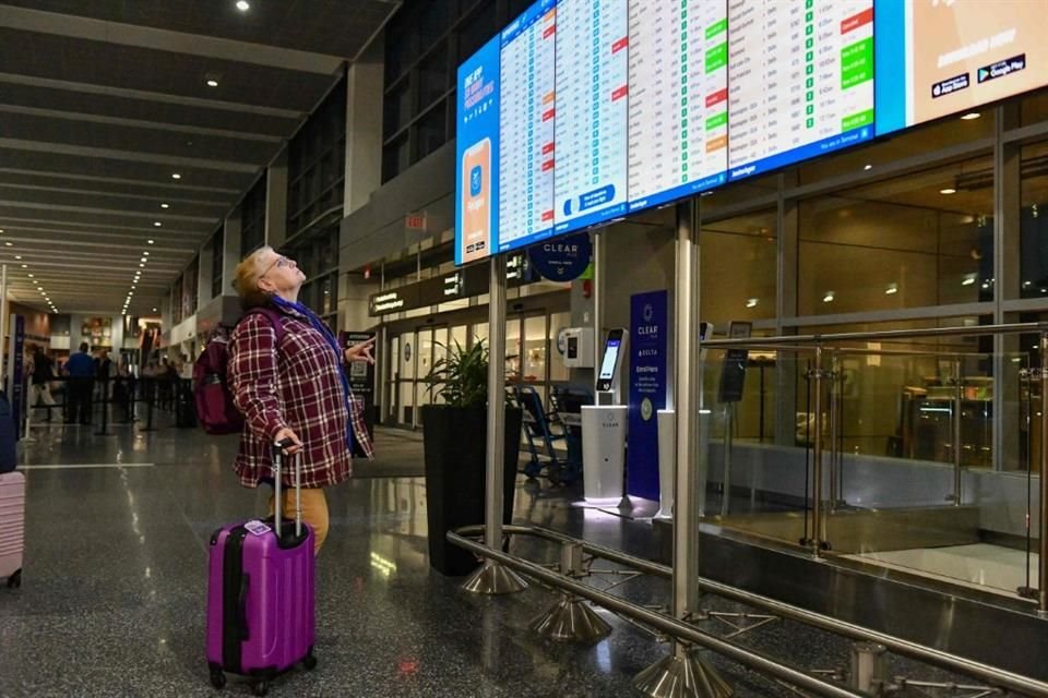 Una persona revisa el estado de su vuelo en el Aeropuerto Internacional de Boston, el 10 de noviembre del 2025.