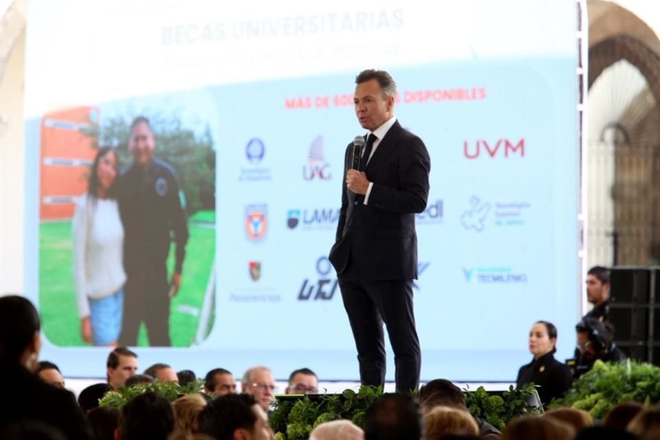 Sin adelantar nombre, el Gobernador Pablo Lemus reiteró que hará cambios en su Gabinete, porque es sano, y que no es por malos resultados.