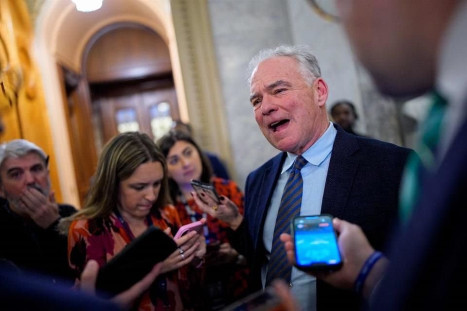 El senador Tim Kaine fue uno de los demócratas que apoyó la iniciativa republicana.