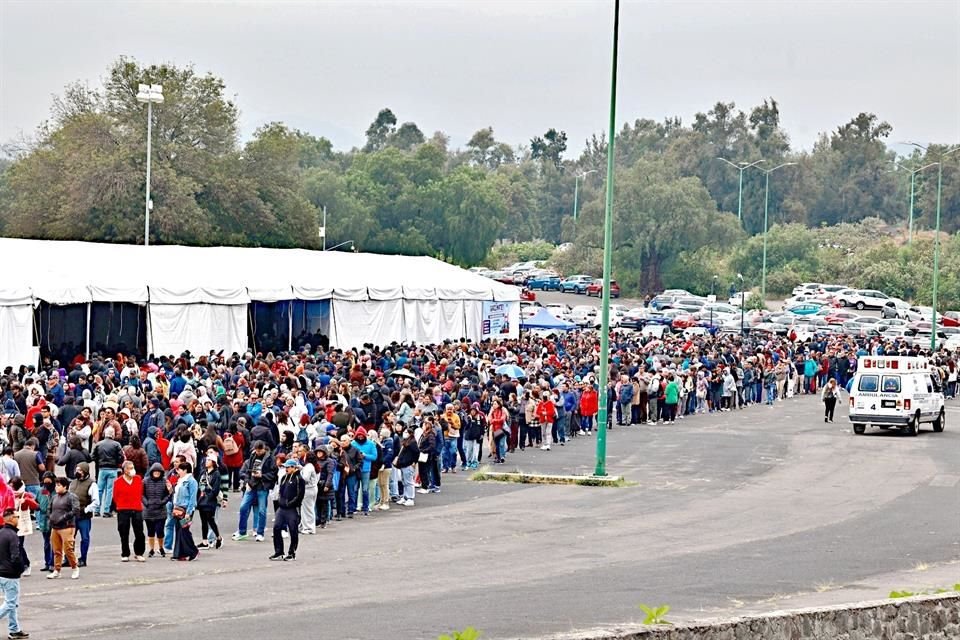 Ayer se aplicaron 50 mil vacunas contra la enfermedad en uno de los estacionamientos del Estadio Olímpico Universitario de la UNAM.
