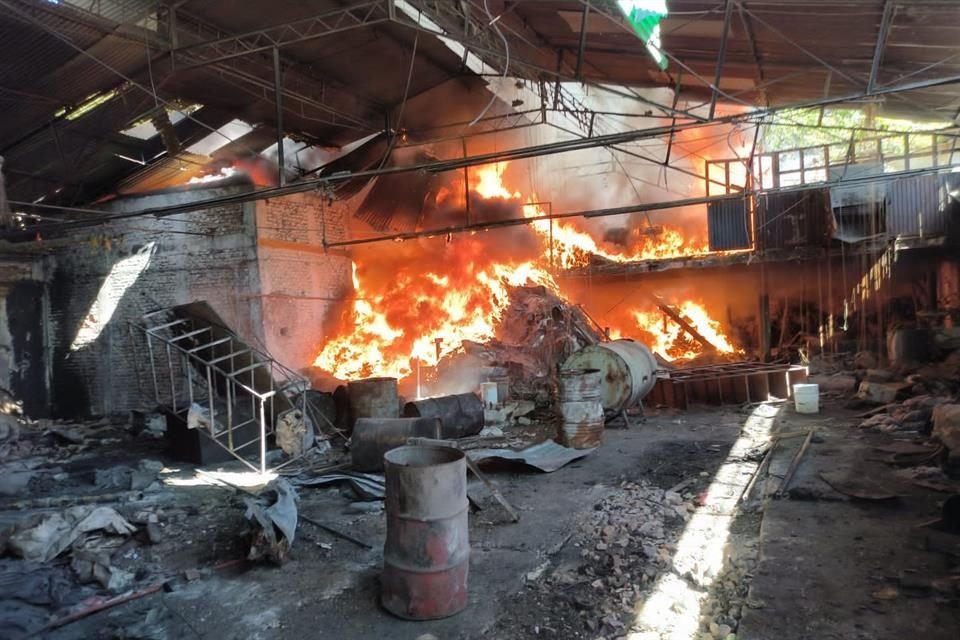 Un incendio en una bodega abandonada generó alarma este martes en la Colonia Oblatos, cerca del Centro del Municipio de Guadalajara.