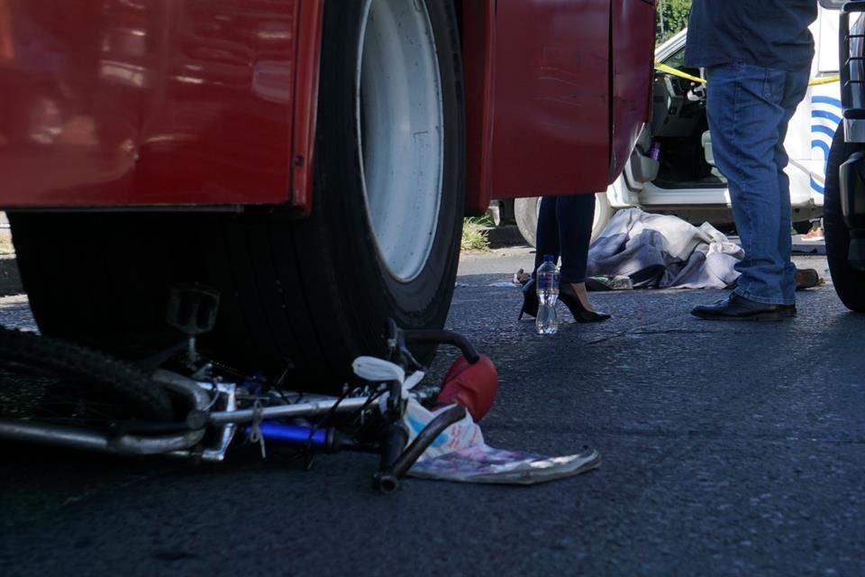 Un hombre de la tercera edad que viajaba en bicicleta murió atropellado por un camión de Ruta T-06, en la Colonia Independencia Oriente.