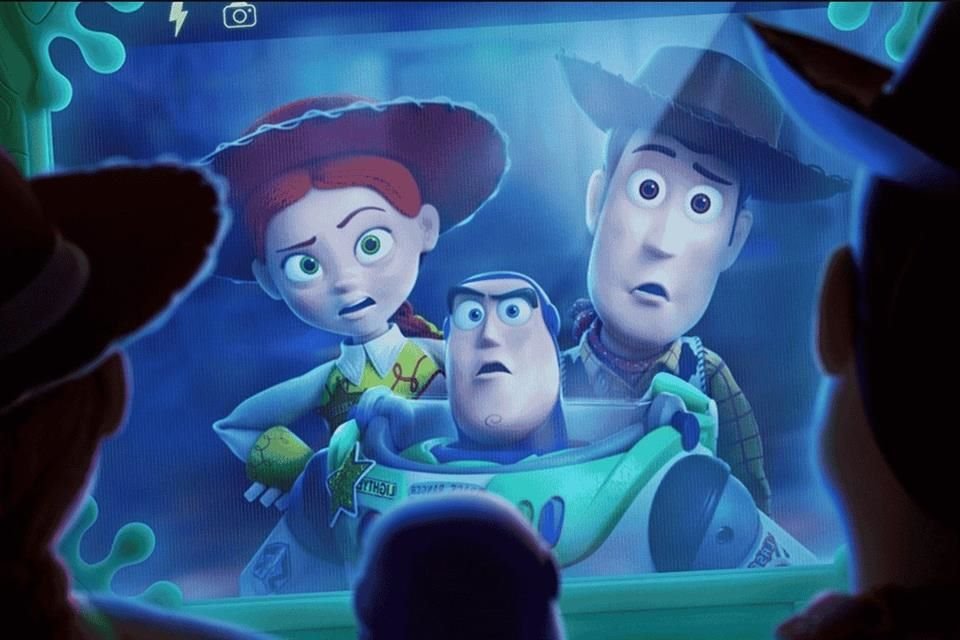 Disney y Pixar finalmente revelaron el primer avance de 'Toy Story 5', que estrena en 2026, y que enfrenta a los juguetes con la tecnología.