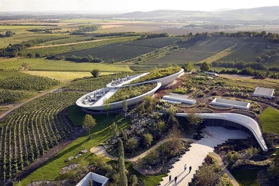La ilusión de levitación se ve acentuada por los aleros del edificio y la forma en que la luz solar se refleja en su parte inferior.