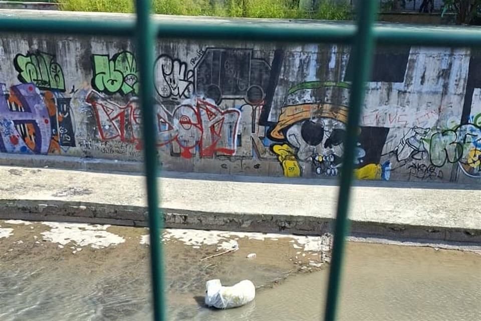 El cadáver de una persona envuelto en plástico fue localizado en un canal, cerca del cruce de Patria y Federalismo.