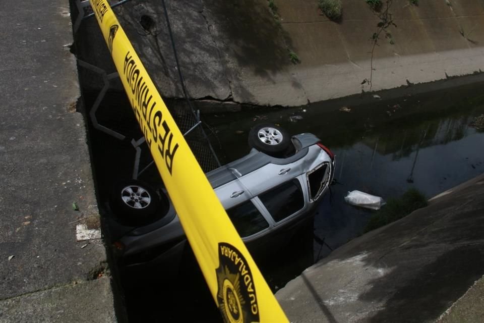 Una mujer aparentemente se equivocó de pedal y aceleró al querer frenar, tras lo cual cayó unos cinco metros hacia un canal de aguas pluviales, en la Colonia Lomas Linda, en GDL, aunque resultó ilesa.