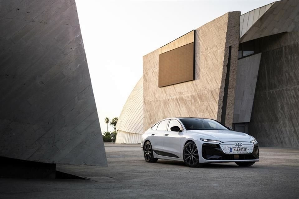 It is the first Audi to use the Premium Platform Electric (PPE) with a flat floor concept.