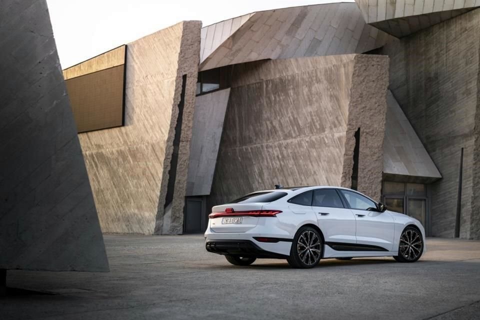 The A6 Sportback e-tron can recover a range of up to 310 km with a 10-minute charge.