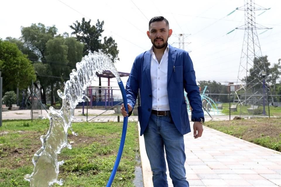 El agua es usada, en parte, para regar áreas verdes.  