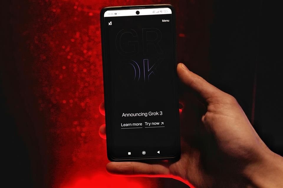 Musk acusó a Apple de favorecer a ChatGPT en su App Store y amenazó con emprender acciones legales, lo que desencadenó una acalorada discusión con el director de OpenAI, Sam Altman, esta semana.
