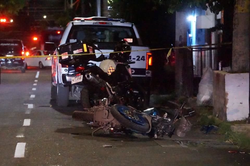 Un motociclista perdió la vida, luego de ser impactado por un auto en la Colonia Progreso; presuntamente no respetó el semáforo y no traía casco.