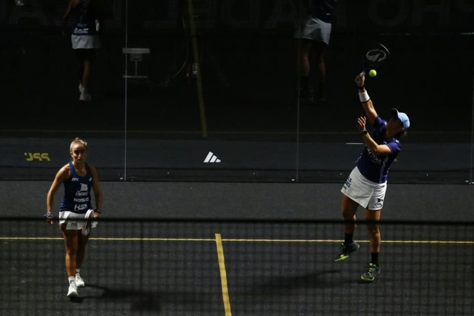 Lucía Sáinz y Claudia Jensen, del equipo californiano de San Diego Stingrays, quienes vencieron a Marina Lobo y Sofía Saiz, de Cancún Weaves por 6-3 y 7-5.