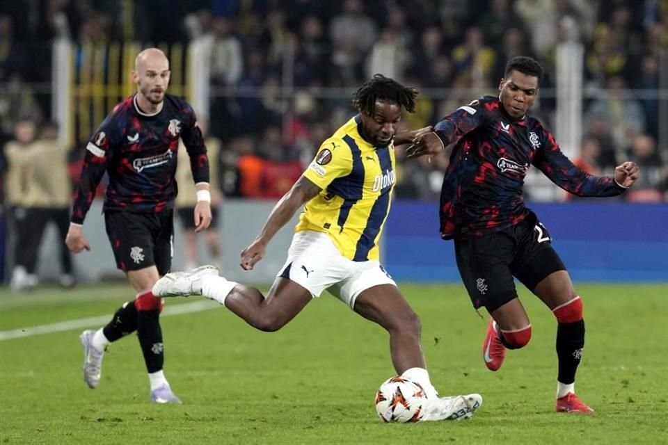 Allan Saint-Maximin (centro) es el nuevo refuerzo de las Águilas.
