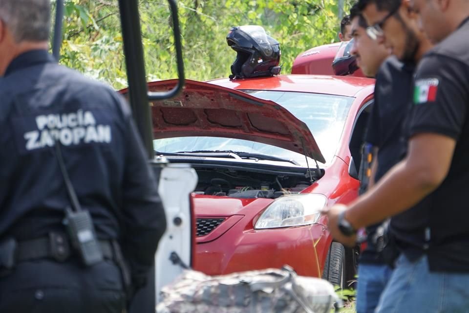 Al inspeccionar la unidad, se localizaron herramientas presuntamente utilizadas para desmantelar cajeros automáticos, así como una terminal de cobro y 38 tarjetas bancarias.
