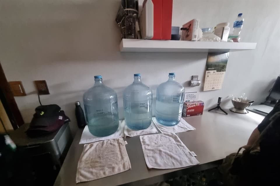 En la finca se hallaron bidones y garrafones con líquido, presuntamente tequila.