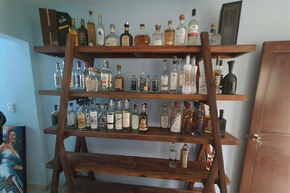 También se encontraron 540 botellas de vidrio, etiquetas y frascos.