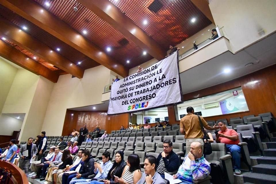 Sindicalizados en el Congreso, afiliados al Sipolej, protestaron con una manta en la sesión del Pleno.