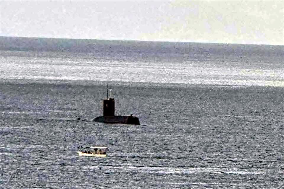 La presencia de un submarino de la Armada de Chile frente a las costas de Puerto Vallarta, Jalisco, generó curiosidad y asombro tanto en la población local como en los turistas que lo avistaron.