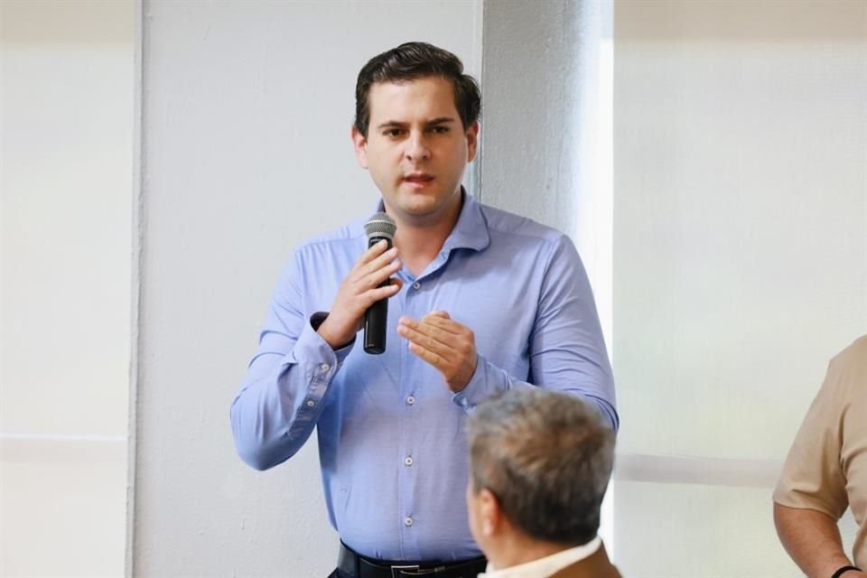 Christian Castro, tesorero en el Gobierno de Tlajomulco, explica a los regidores el programa 'Puestos pa' chambear'.