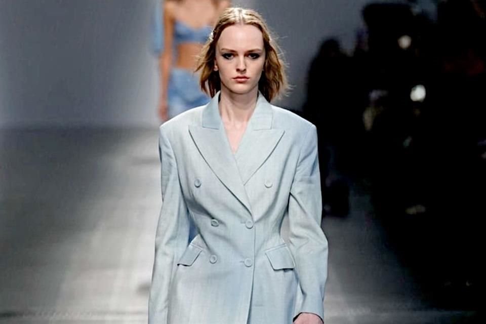 En total looks monocromáticos como trajes tipo masculino, vestidos o conjuntos de blusa o suéter con pantalones holgados.