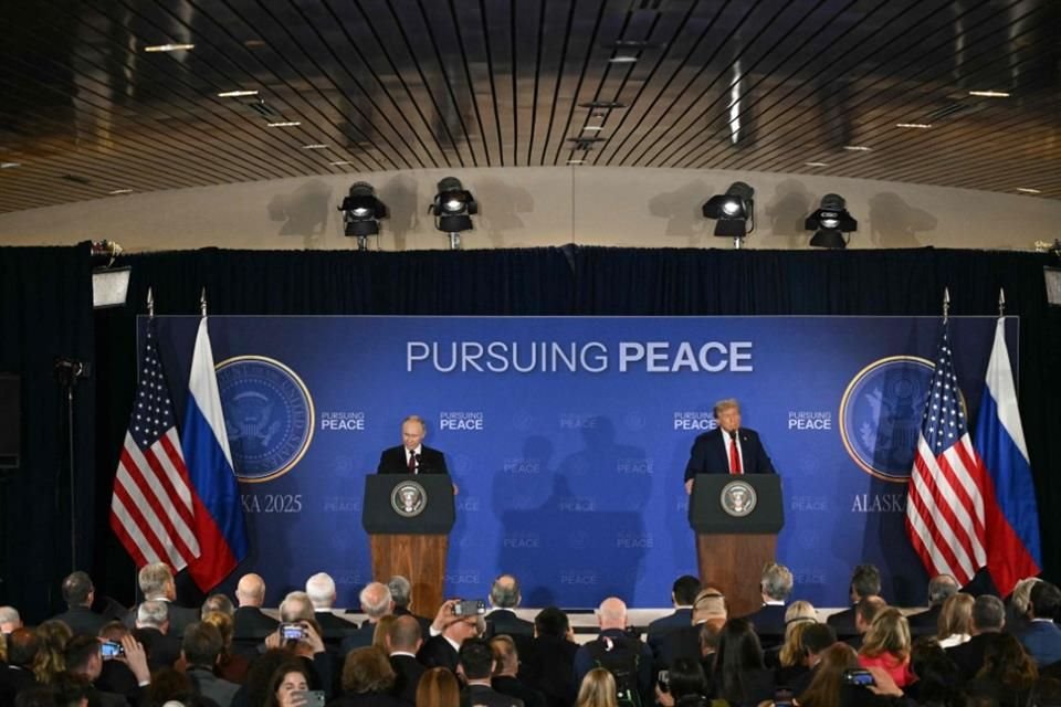 Los Presidentes de EU y Rusia ofrecen un mensaje tras el encuentro que sostuvieron en Alaska.