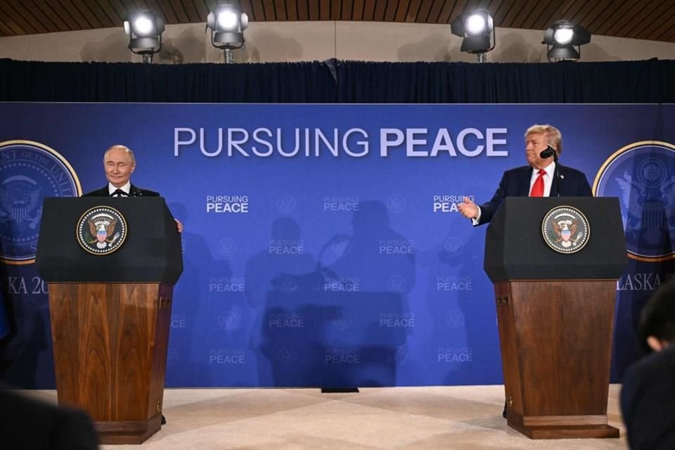 El Presidente Donald Trump y su homólogo Vladimir Putin terminaron su reunión en privado y sostienen una conferencia de prensa conjunta.