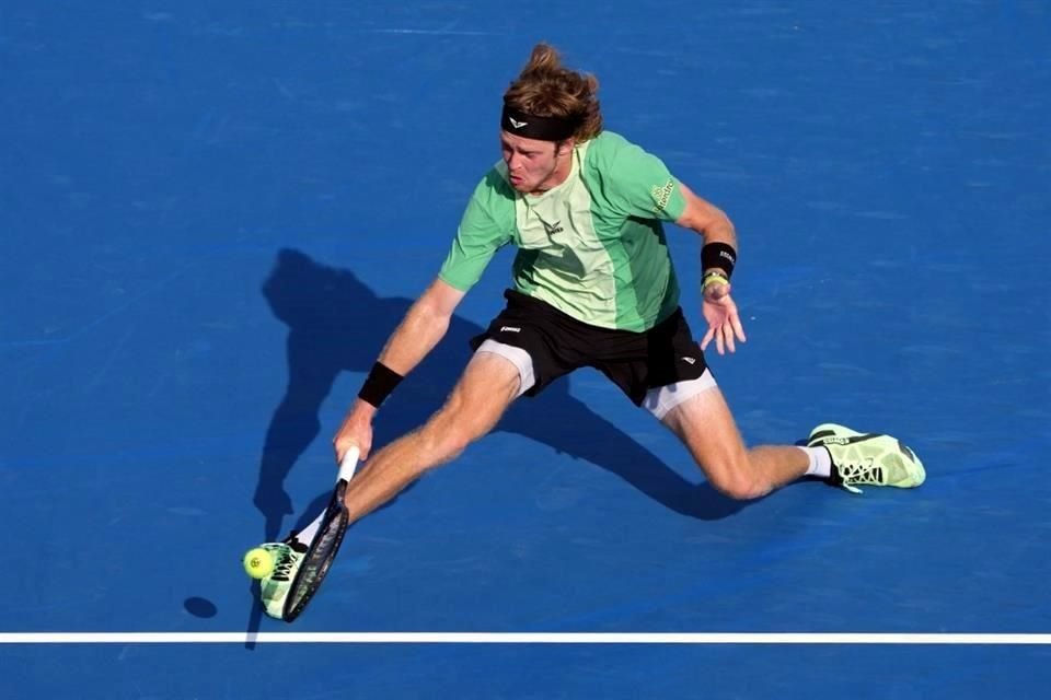 Rublev jugó duro y se llevó el segundo set, sin embargo, el tercero no le fue favorable y una doble falta lo condenó a la derrota.