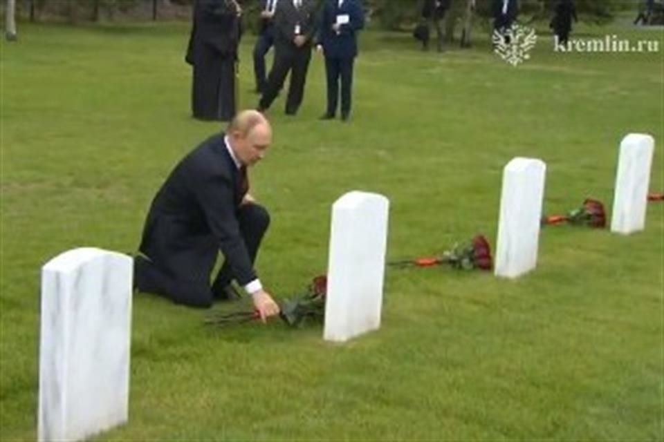 El Presidente ruso, Vladimir Putin, colocó flores en las tumbas de los soldados soviéticos en Alaska tras reunión con Donald Trump.