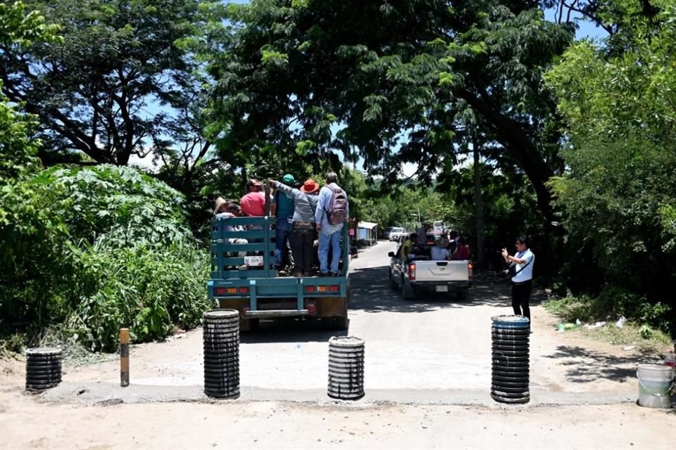 Pobladores cerraron el relleno sanitario de Acapulco, Guerrero, ubicado en la comunidad de Paso Texca, para exigir la realización de obras sociales.