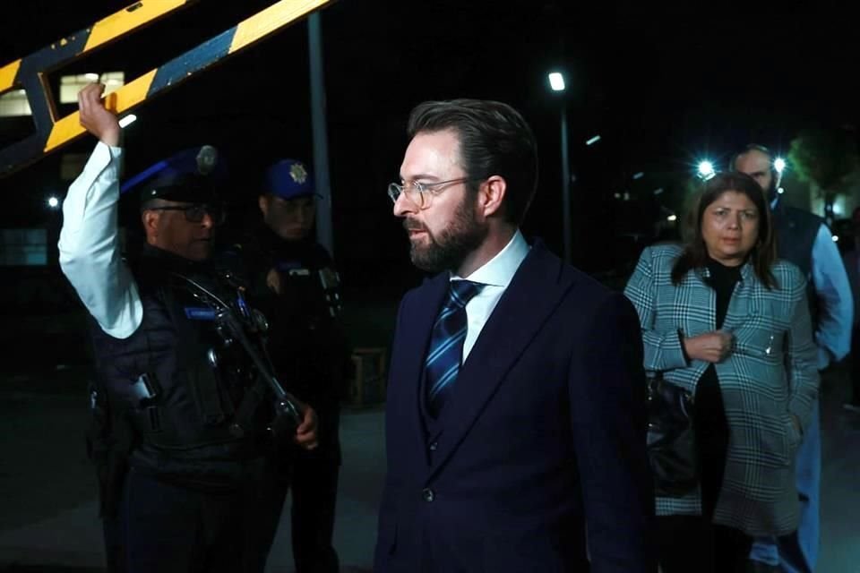El abogado Pablo Campuzano, quie lleva la defensa del ex Gobernador Javier Duarte, al salir del Reclusorio Norte.