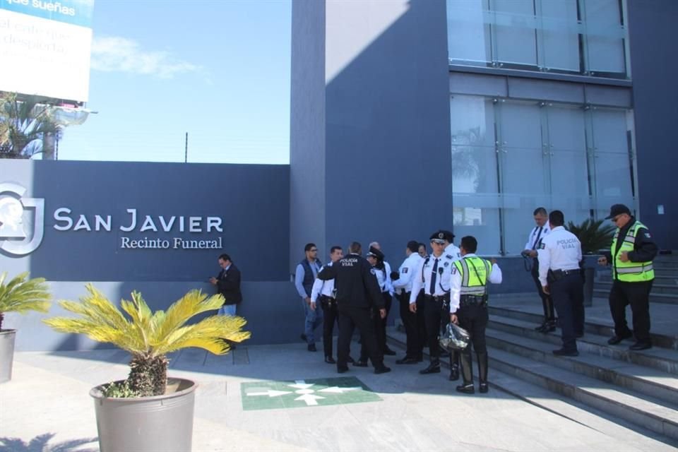 Las oficiales Libna Mata Villegas y Gisela Ceballos Quezada, quienes fueron asesinadas ayer durante una revisión, son veladas en una funeraria de Infonavit Río Nilo.