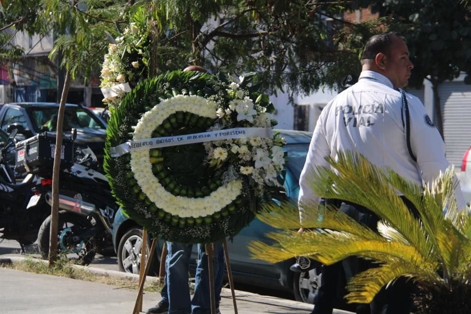 Las oficiales Libna Mata Villegas y Gisela Ceballos Quezada, quienes fueron asesinadas ayer durante una revisión, son veladas en una funeraria de Infonavit Río Nilo.