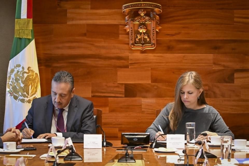 Subdelegado Médico del ISSSTE Jalisco, David Sánchez González, y la Rectora de UdeG, Karla Planter.